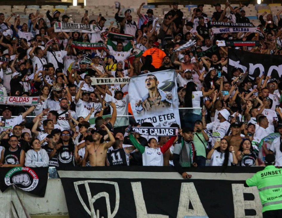 Paro camionero en Ecuador obligó a hinchas de once caldas a caminar para llegar a Quito
