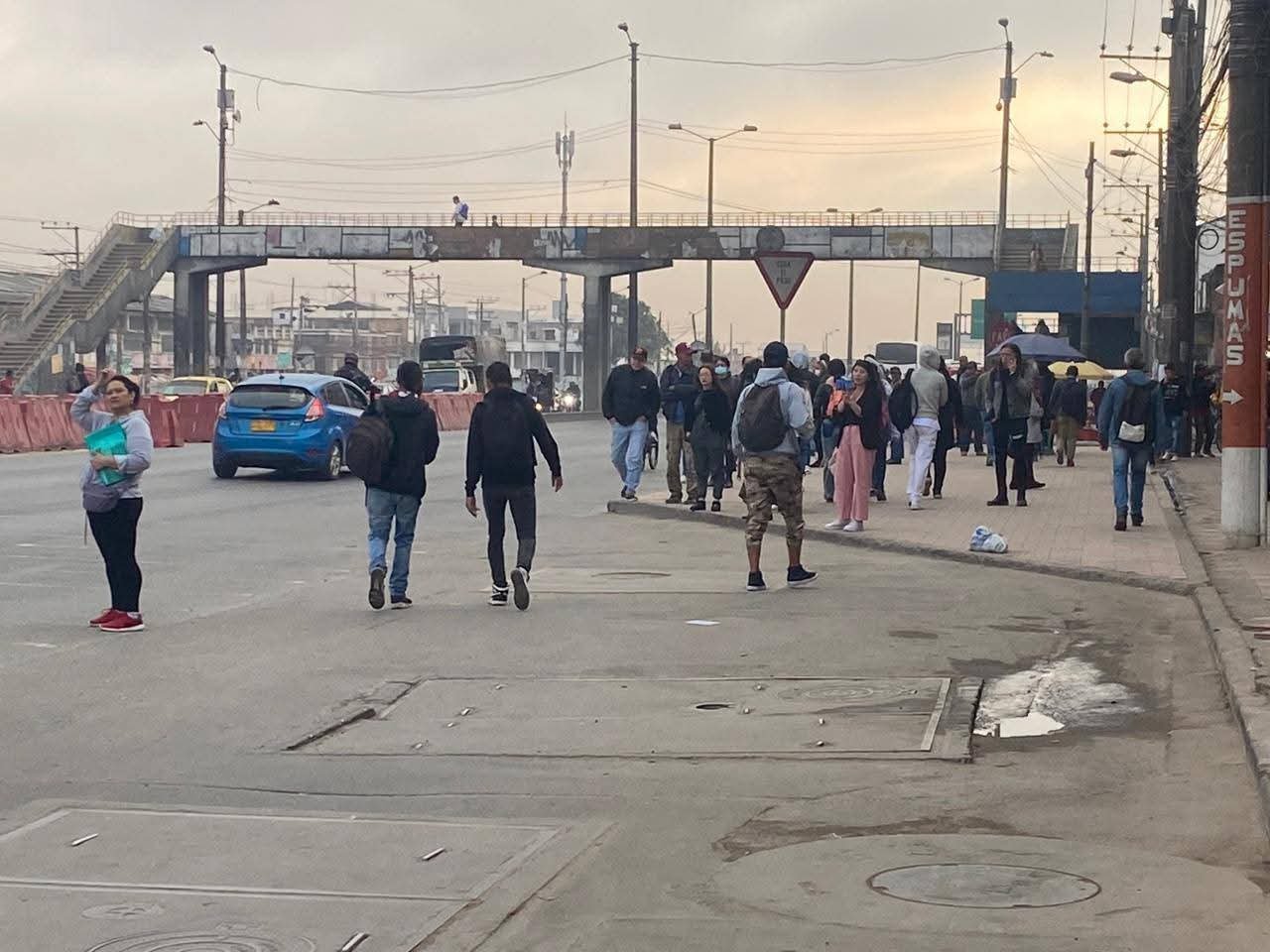 Se despide el puente peatonal icónico sobre la Autopista Sur