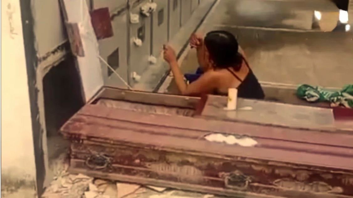 Conmoción en Santander: mujer abrió una tumba para “bañar” al difunto.