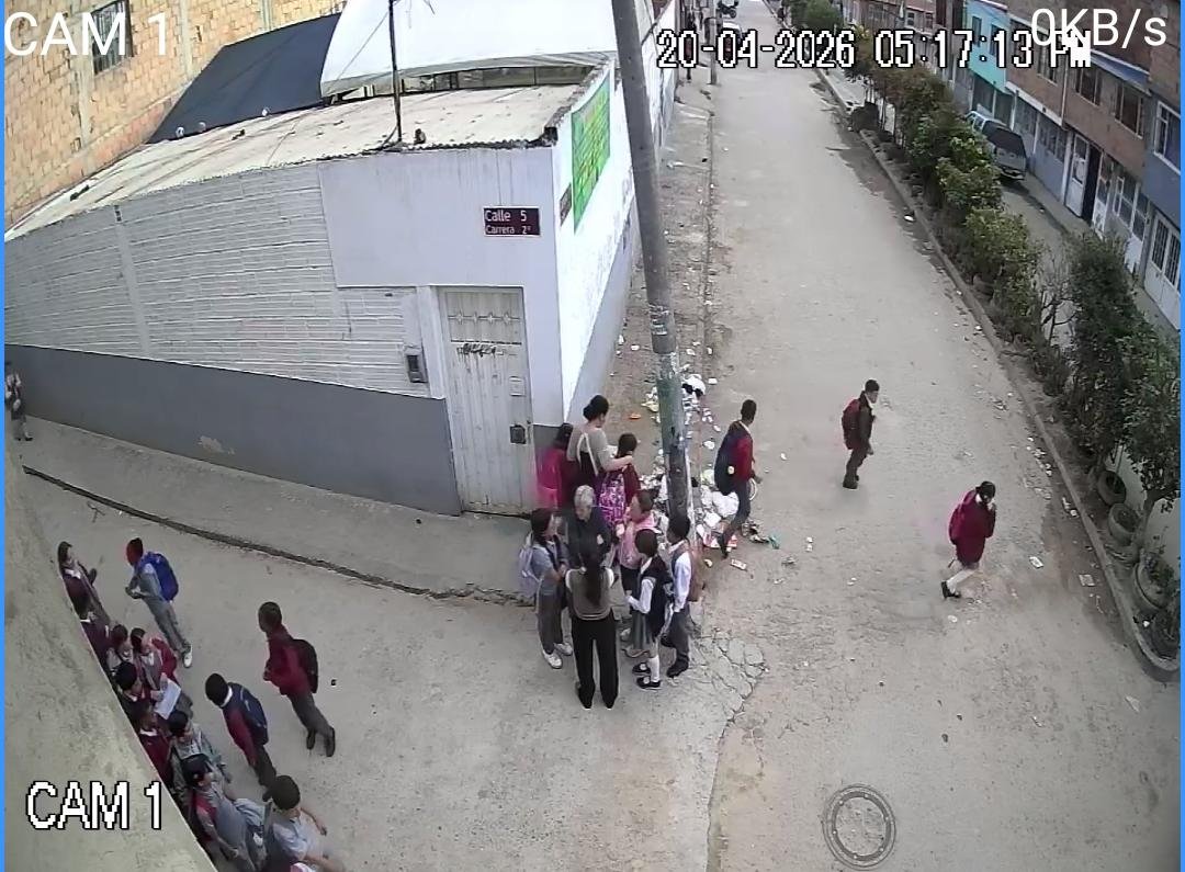 Grave denuncia en Soacha: poste a punto de caer pone en riesgo a niños de colegio y no hay respuesta de la Alcaldía