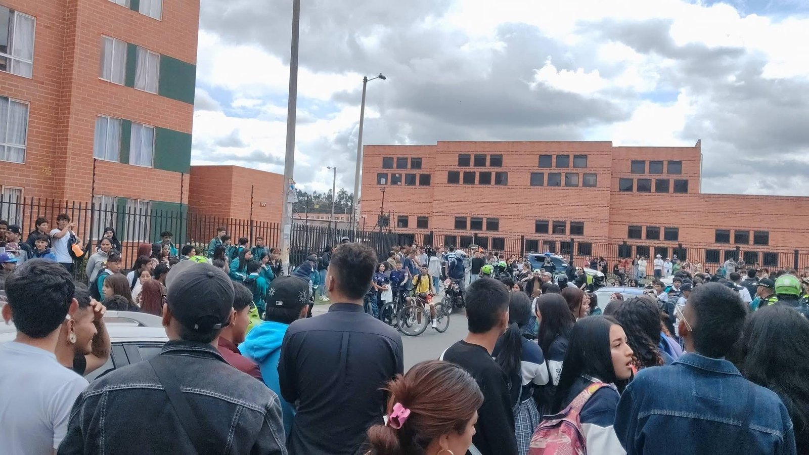 Tensión en Ciudad Verde: pelea entre estudiantes terminó con intervención de la Policía