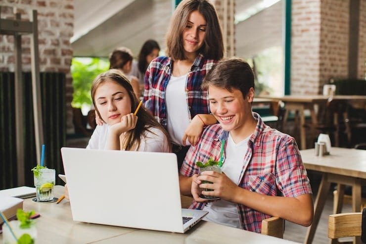 ¿Conseguir trabajo o simplemente sobrevivir? El reto de los jóvenes en Colombia