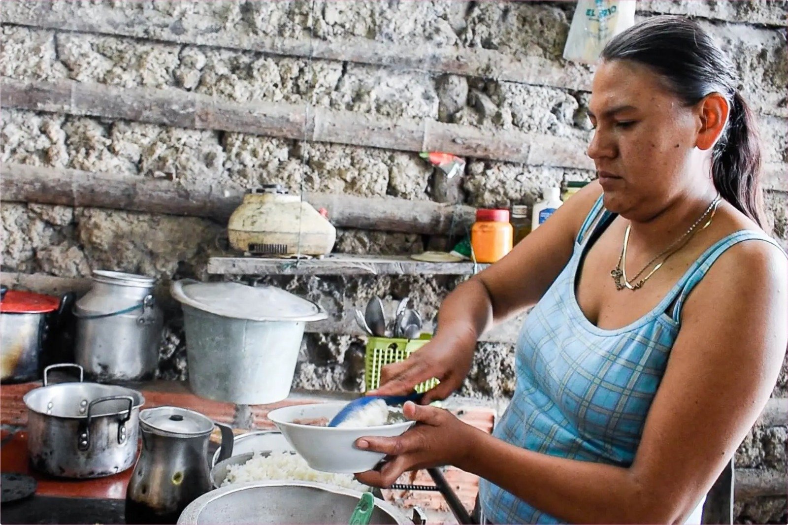 Mujeres en Cundinamarca destinan más del doble de tiempo al trabajo no remunerado
