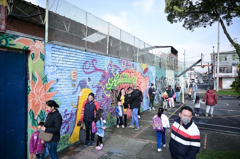 ¿Qué haría si su hijo le dice que un profesor lo tocó?